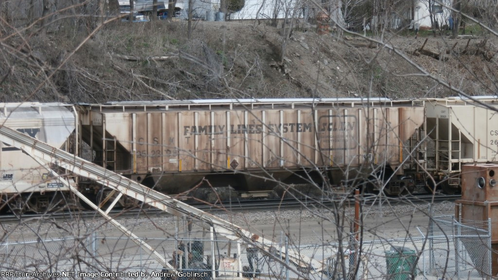 CSXT 252398 passes